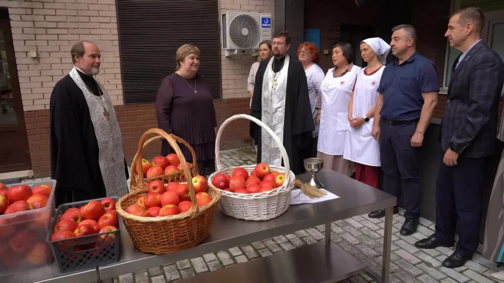 В Долгопрудненской больнице пациентам раздали 120 кг освященных яблок