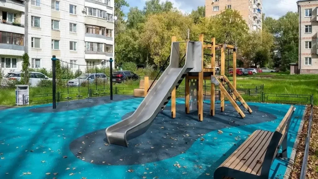 Асфальт, свет и игровые комплексы: что изменилось во дворах Долгопрудного