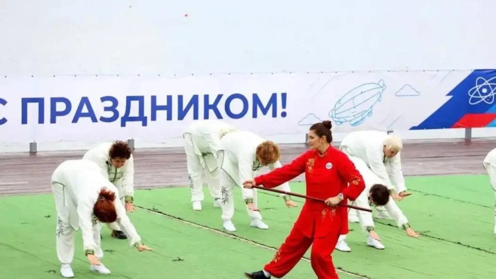 Плавные движения и свежий воздух: как цигун помогает пенсионерам Долгопрудного
