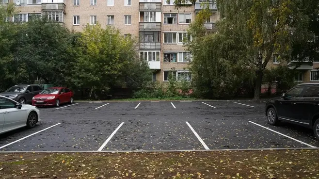 Как сообщили в администрации округа, жители Военного городка в Долгопрудном 3 октября провели субботник